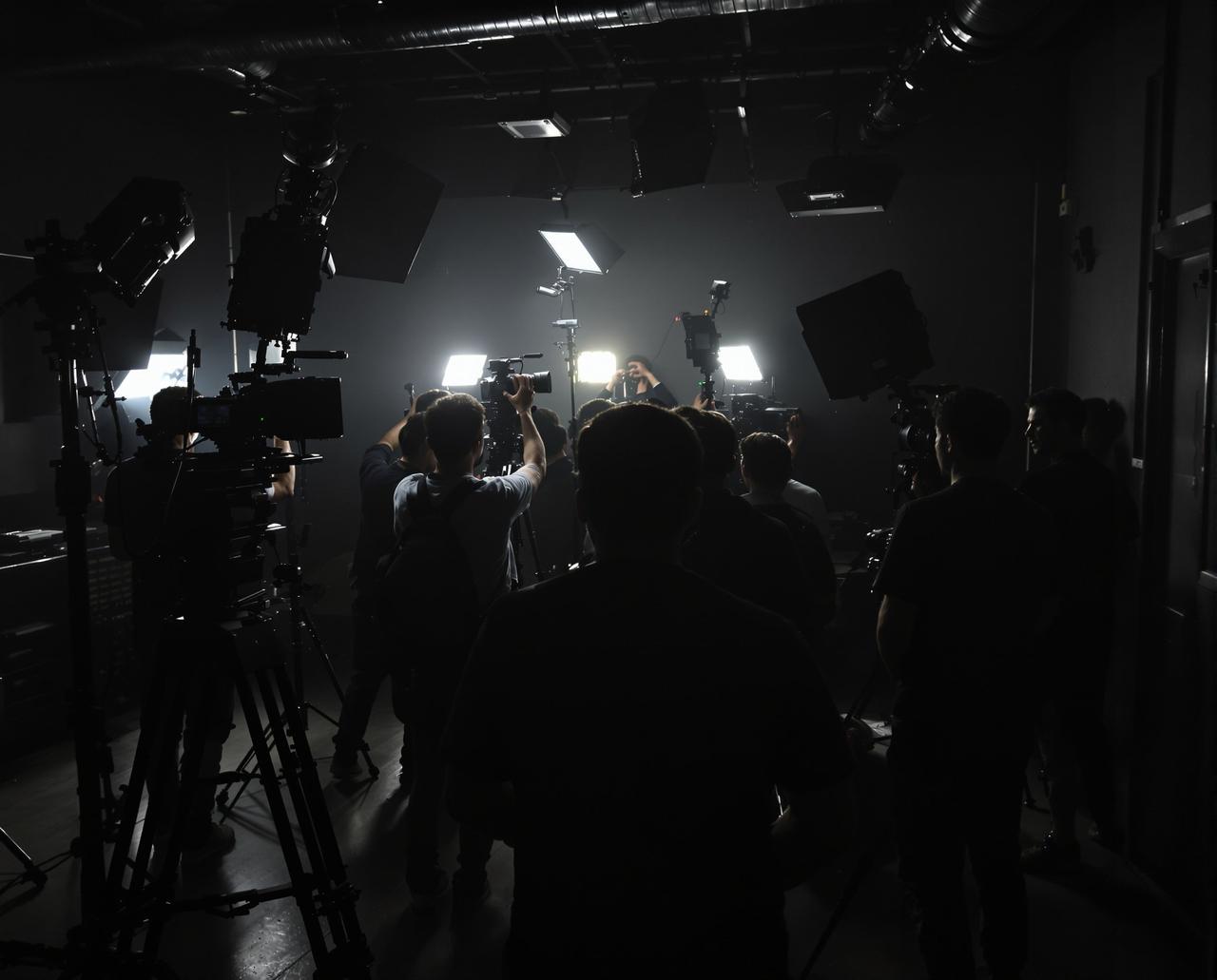 啪啪视频制作团队